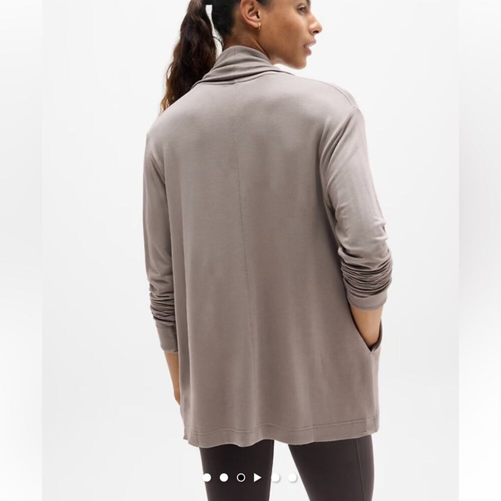 Athleta Pranayama Restore Wrap in Olive - Picture 4 of 8